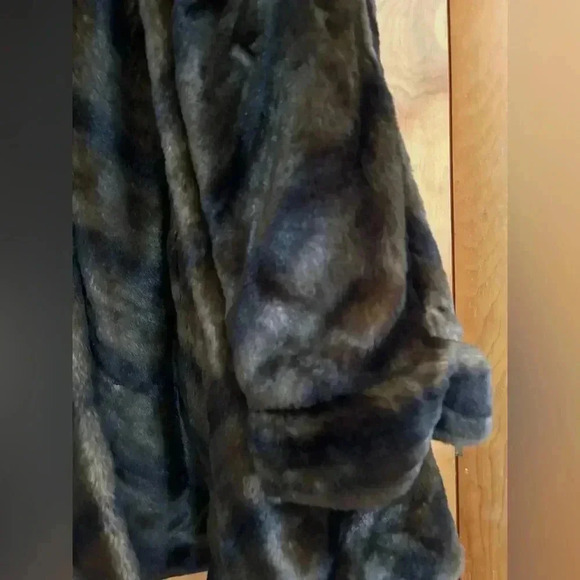 Jones New York Faux Fur Coat Size XL EUC - Picture 12 of 15